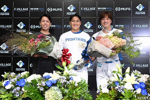 鍵谷投手を囲む北山マネージャーと伏見選手