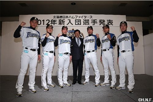 新入団選手発表時の鍵谷投手