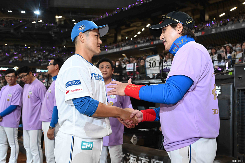30　鍵谷陽平　プロ野球　初勝利達成　記念　受注生産限定　フレーム　日ハム 鍵谷陽平引退セレモニー「宮さんの引退試合で花束を渡したかった