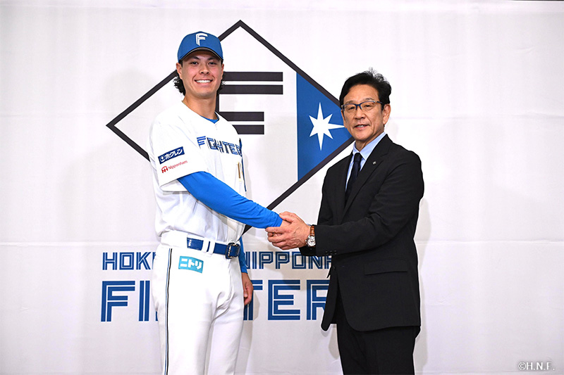 マイカ与那嶺選手と栗山監督