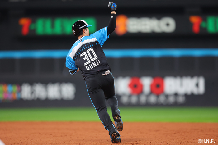 北海道日本ハムファイターズ #30郡司裕也選手　プルオーバー Lサイズ 郡司裕也選手が3、4月度「スカパー！サヨナラ賞」（パ・リーグ