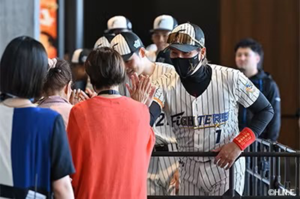 ウェルカムハイタッチの様子 1