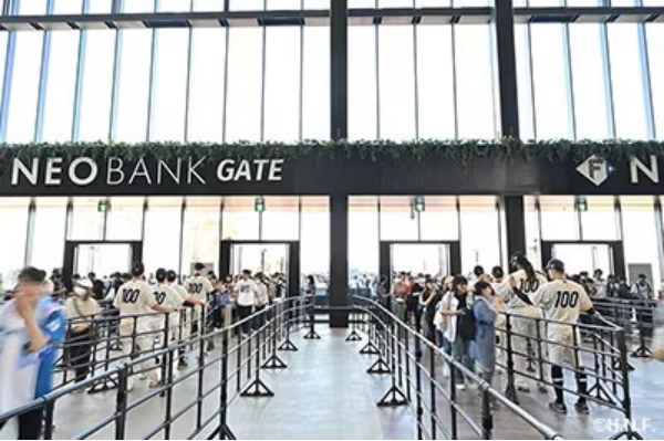 ウェルカムハイタッチの様子 2