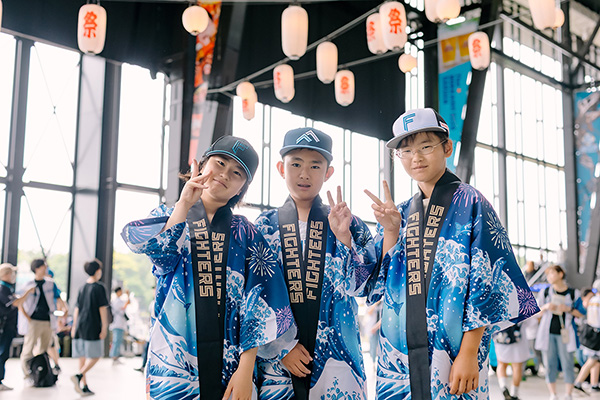 超夏ハッピを着用する子どもたち