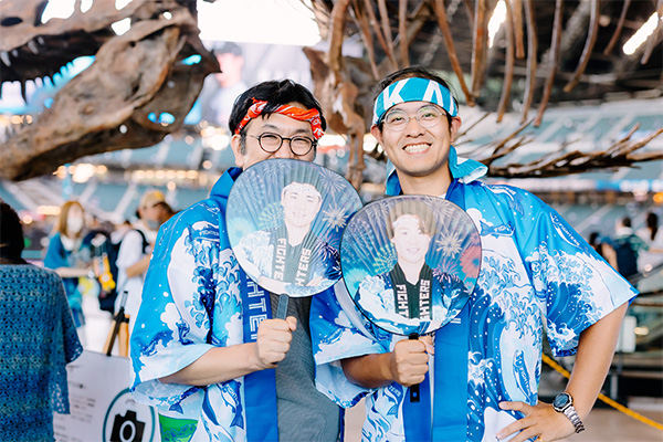 超夏ハッピを着用する男性