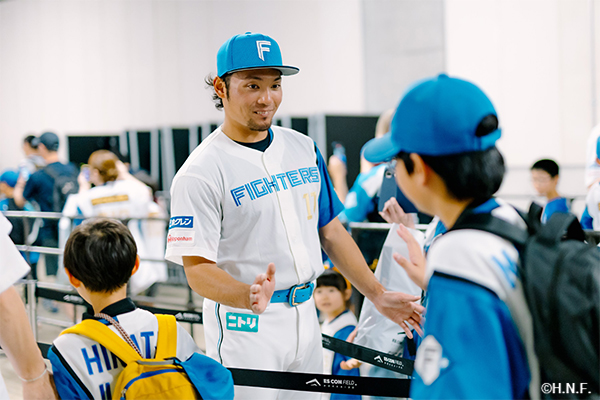 お子様と選手とのハイタッチ