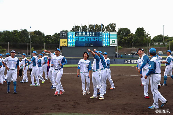 感謝のサインボール投げ入れ