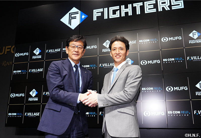 松本哲也氏野手コーチが就任会見の様子