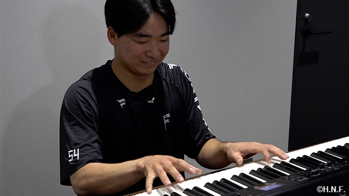ピアノを弾く山縣選手