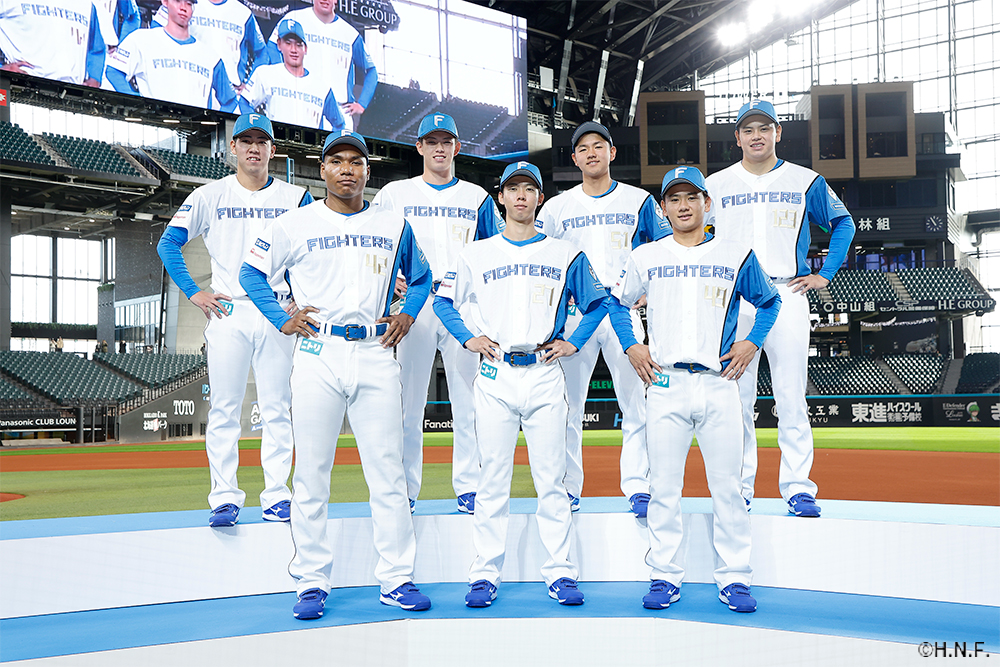 新入団選手集合写真01