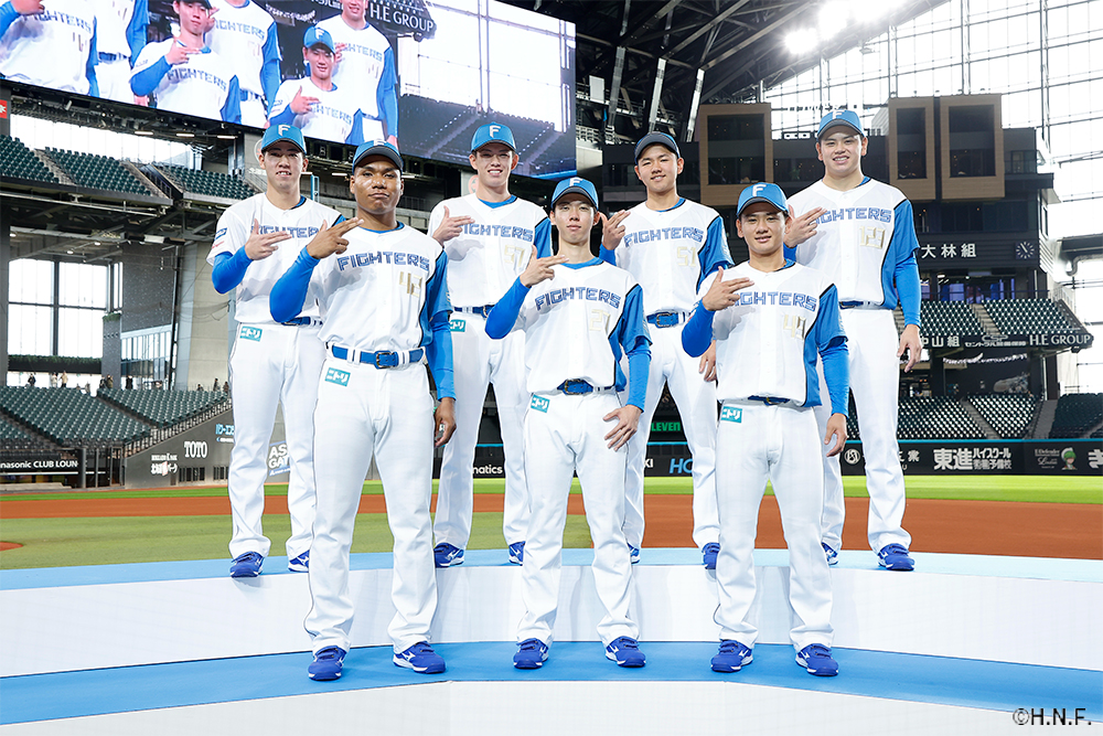 新入団選手集合写真02