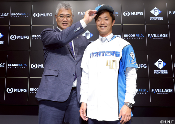 入団会見の様子