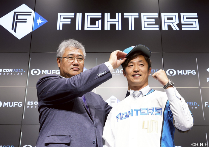 入団会見の様子