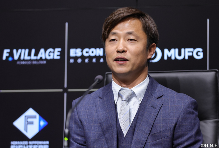 入団会見の様子