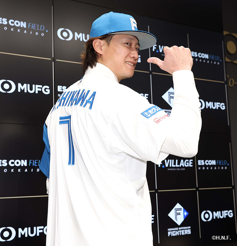 背番号「7」を見せる西川遥輝選手