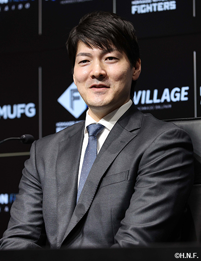 会見中の有原航平投手