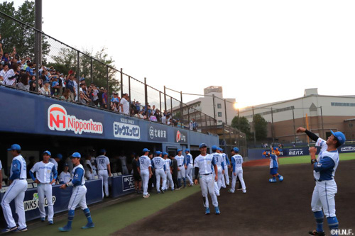 サインボール投げ