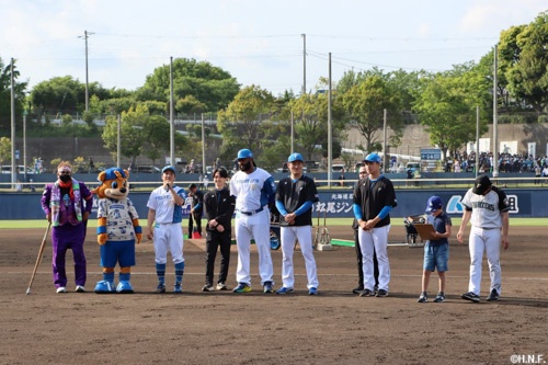 サインボール投げ