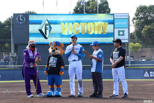 サインボール投げ