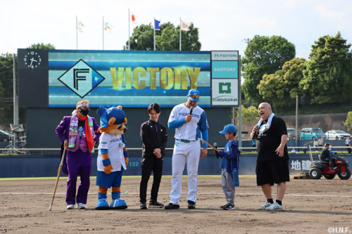 サインボール投げ