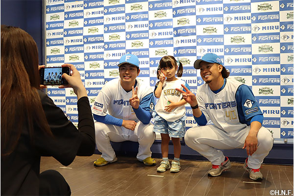 選手サイン会、選手写真撮影会の様子