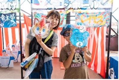 お面と写真を撮る親子