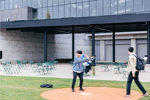 Grass Lounge & Field4