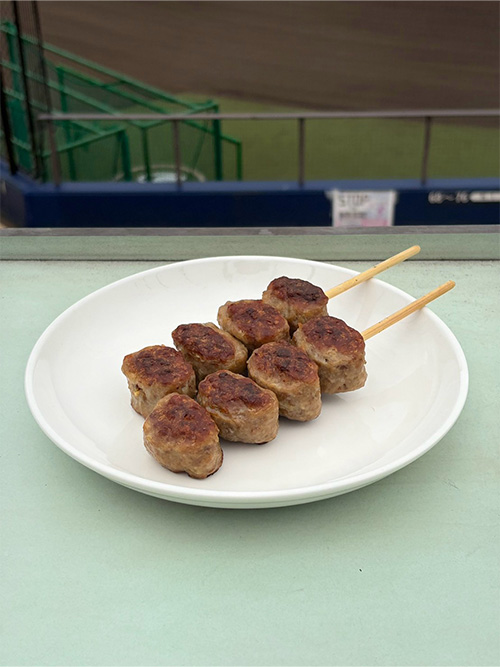 「大塚選手のおい49食べよう!ジューシー牛タンつくね串」