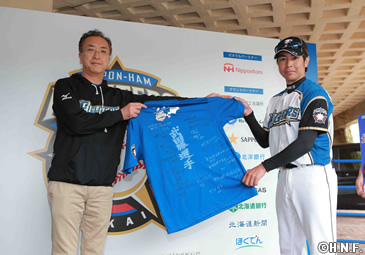 武田勝投手、白村投手を羽幌副町長が激励訪問 | 北海道日本ハム