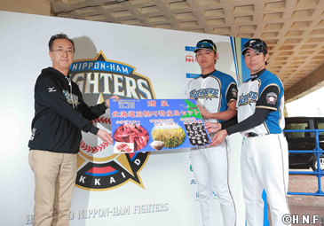 武田勝投手、白村投手を羽幌副町長が激励訪問 | 北海道日本ハム