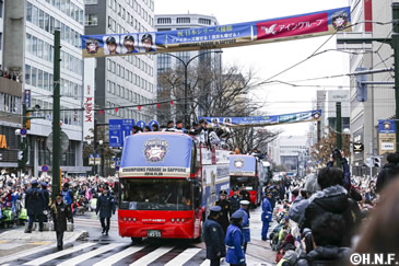優勝パレードを開催！13万8000人が沿道に | 北海道日本ハム