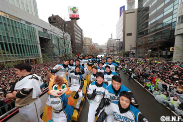 プロ野球：日本ハム優勝パレードに13万8000人 札幌 [写真