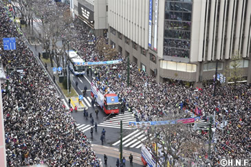 プロ野球：日本ハム優勝パレードに13万8000人 札幌 [写真