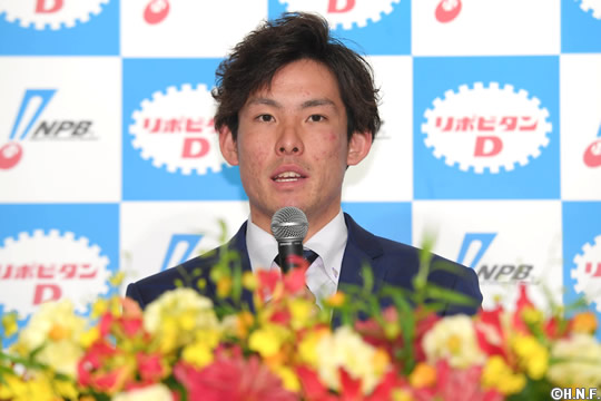 北海道日本ハムファイターズ・高梨裕稔投手（現東京ヤクルト）実使用フリース ヤクルト・高梨裕稔、古巣・日本ハム相手に4回6失点で降板