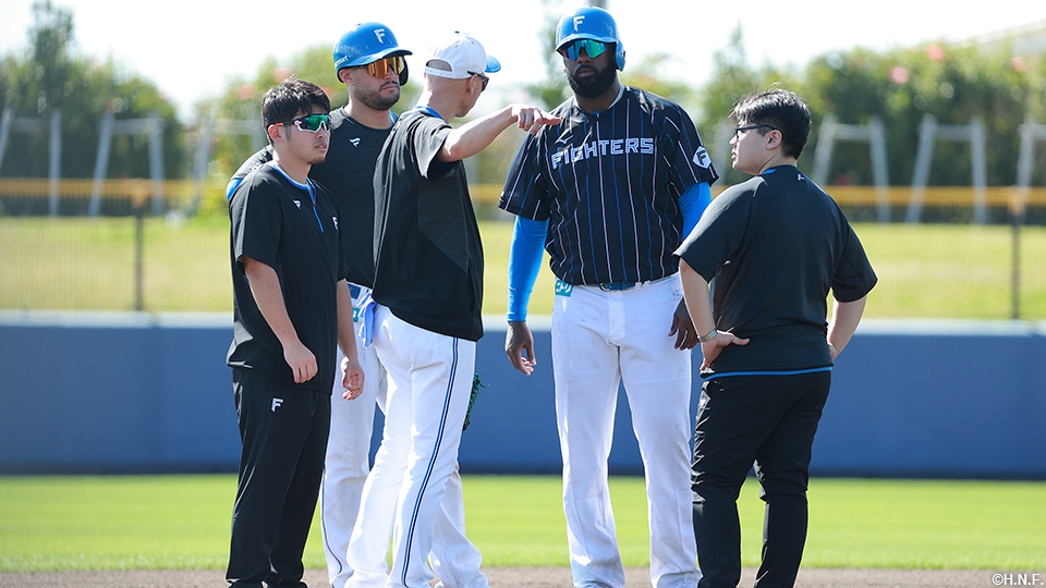 マルティネス選手とレイエス選手に話しかける森本コーチ