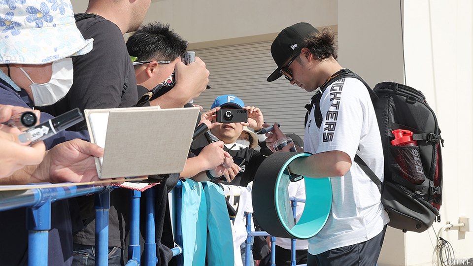 ファンサービスする伊藤投手