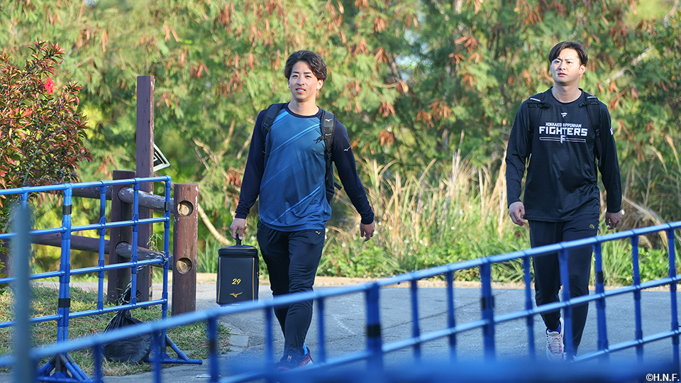 球場入りする細野投手と中山投手