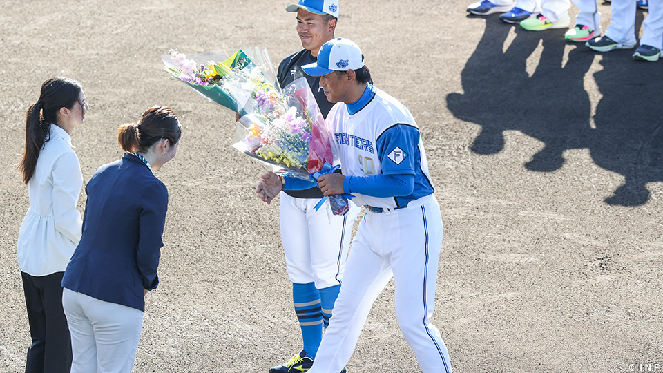 花束を受け取る稲葉ファーム監督と今川選手