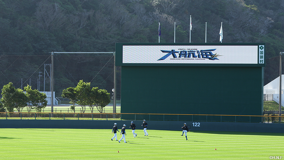 外野でウォーミングアップ