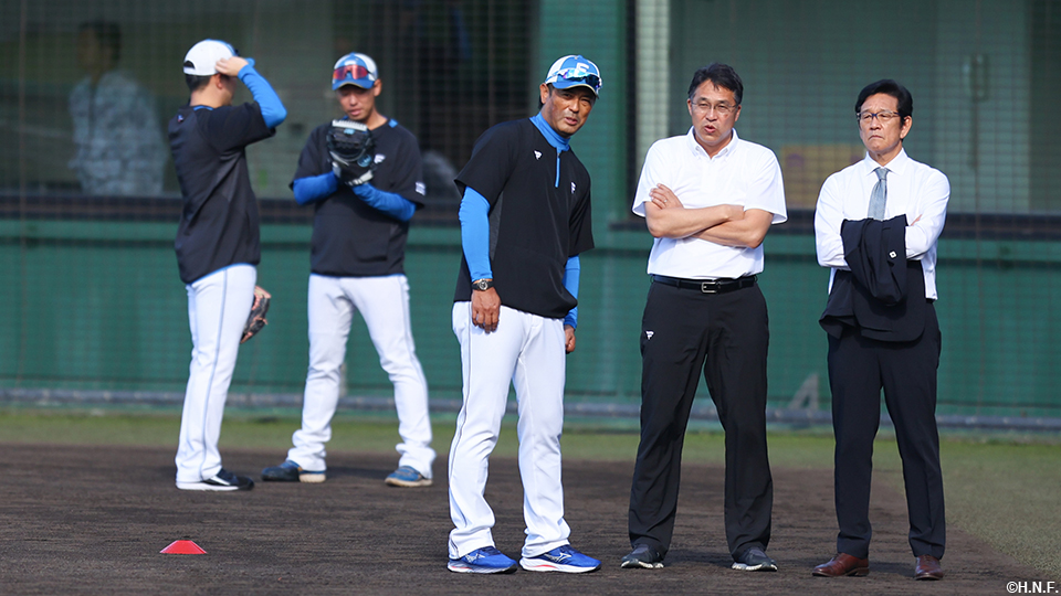 練習を見守る稲葉ファーム監督と栗山CBO