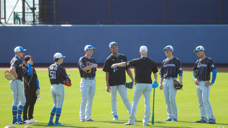 森本コーチと外野手陣