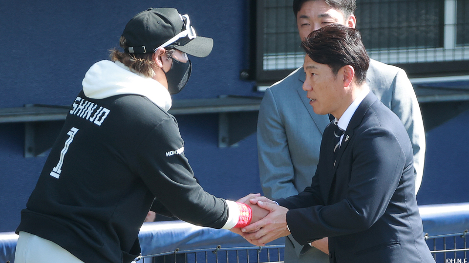 新庄監督と侍ジャパン井端監督、吉見コーチ