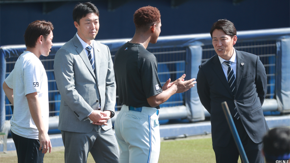 侍ジャパン井端監督、吉見コーチと会話する根本投手、万波選手