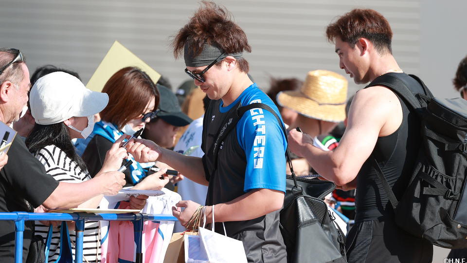 ファンサービスする上原投手、伏見選手