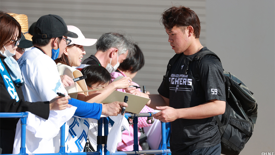 ファンサービスする根本投手