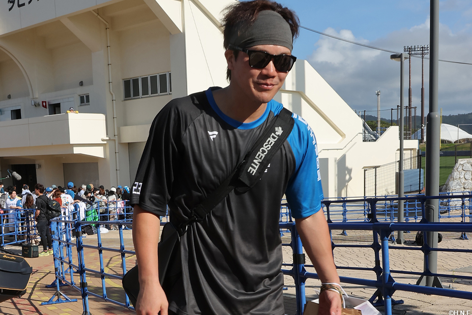 球場を後にする伏見選手