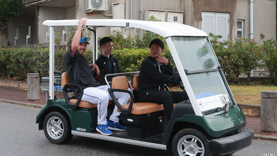 球場入りするバーヘイゲン投手