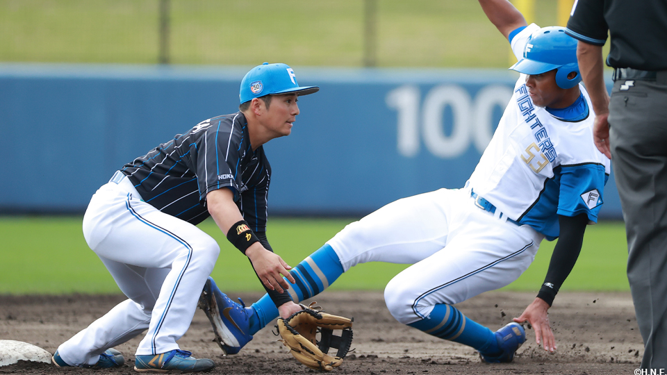 盗塁をきめる水谷選手