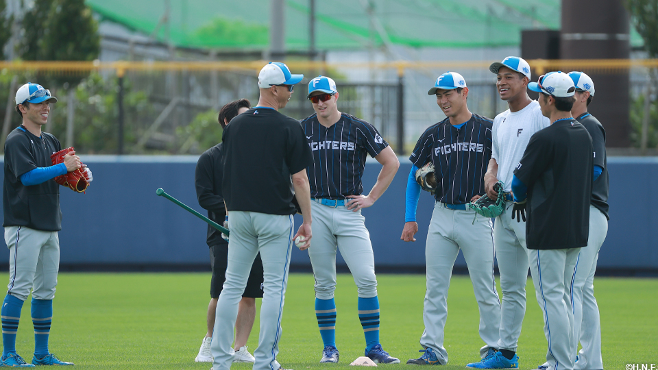 森本コーチと外野手陣