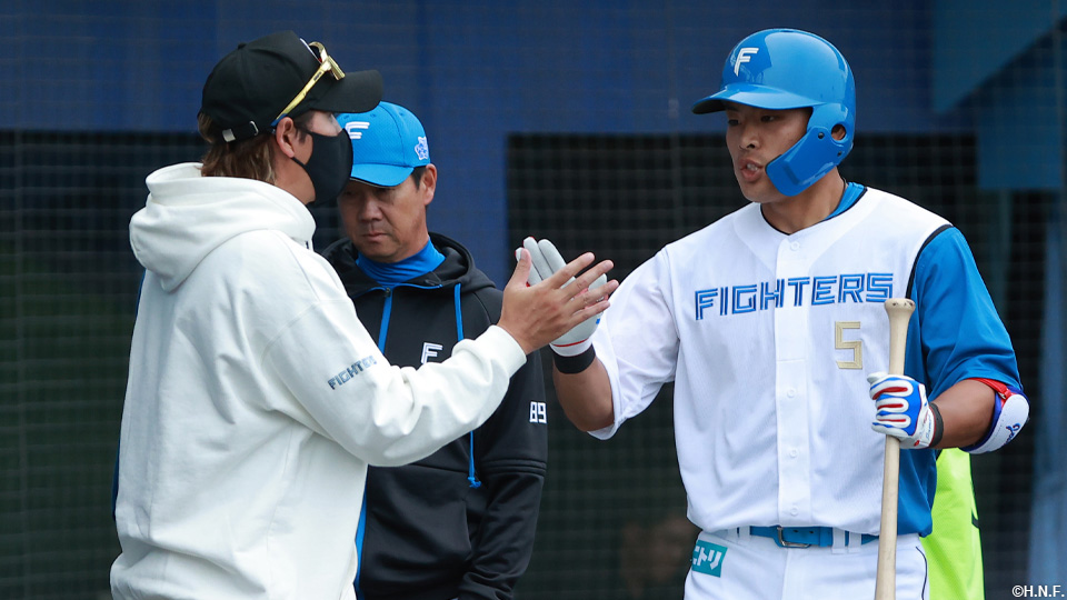 本塁打を放った野村選手と新庄監督